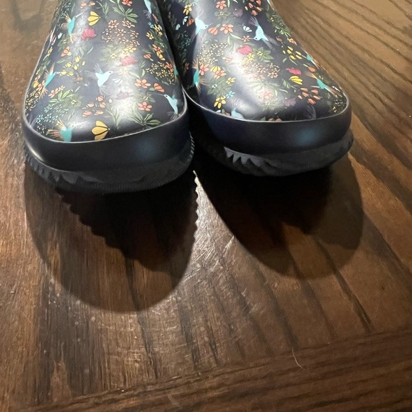 Western Chief Ladies Garden Clog Navy with Hummingbirds Size 7 - Picture 2 of 9